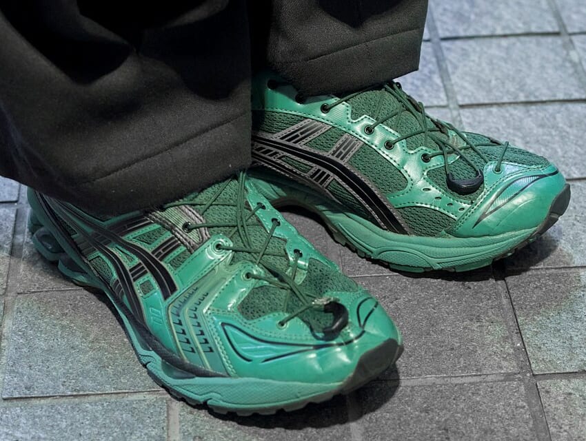 ASICSのスニーカー、GEL-KAYANO 14×UNAFFECTEDの右サイドカット