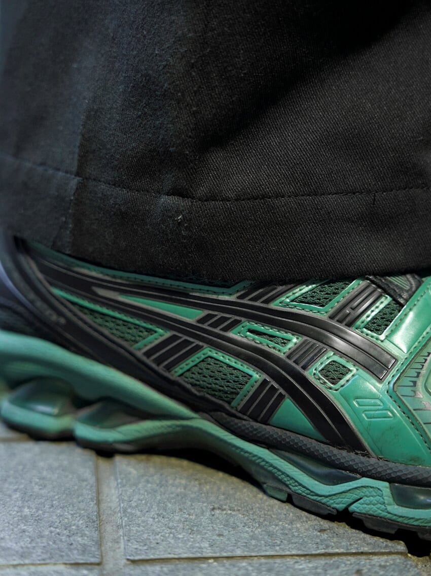 ASICSのスニーカー、GEL-KAYANO 14×UNAFFECTEDサイド寄り