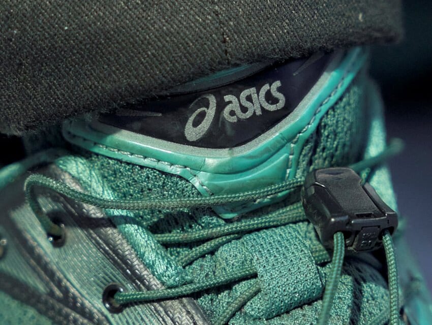 ASICSのスニーカー、GEL-KAYANO 14×UNAFFECTEDベロ部分ロゴ寄り