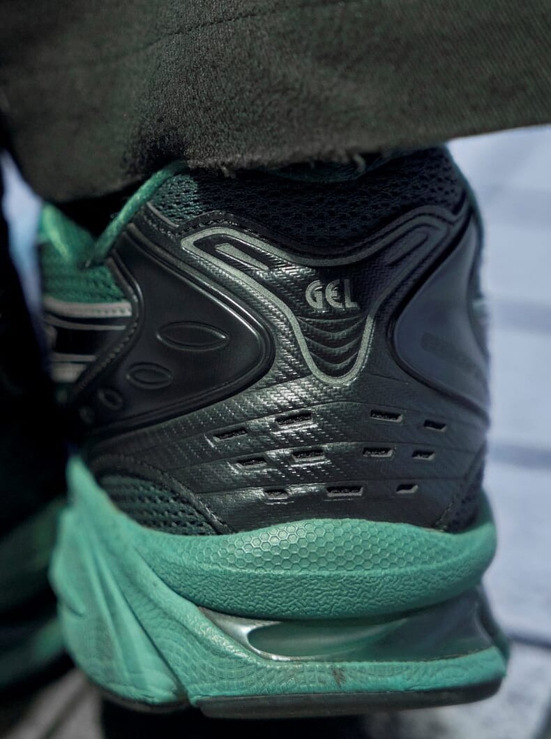ASICSのスニーカー、GEL-KAYANO 14×UNAFFECTEDバックロゴ寄り