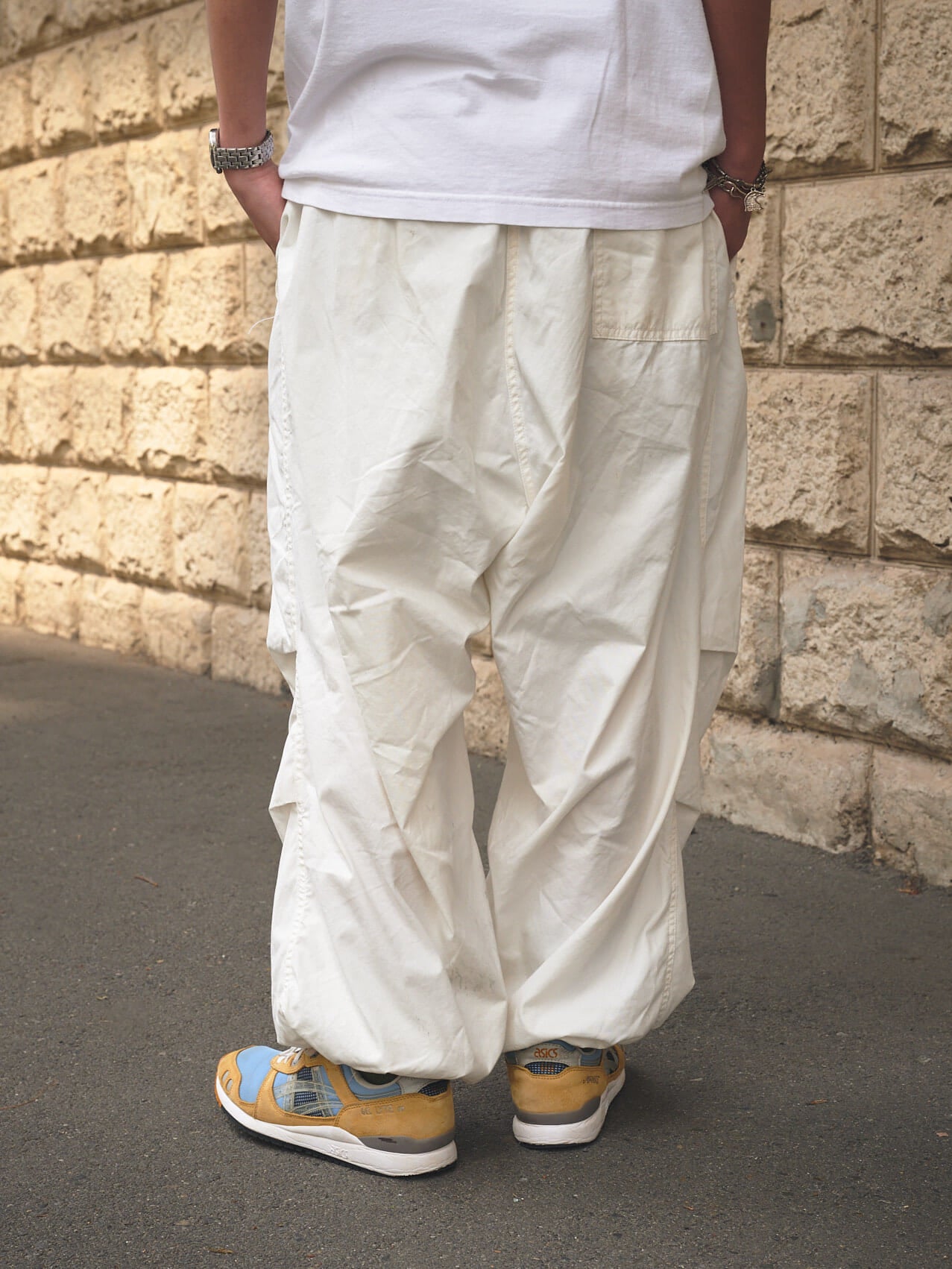 AWAKE NY × ASICS のスニーカーGEL-LYTE III OGの夏コーデ_パンツ背面カット