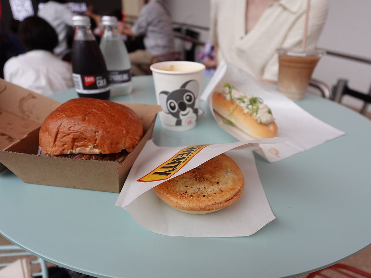 カフェKOKO ミートバイ クロコダイルロール ハンバーガー 2025年 大阪・関西万博 メンズノンノモデル 樋之津 琳太郎 オーストラリアパビリオン