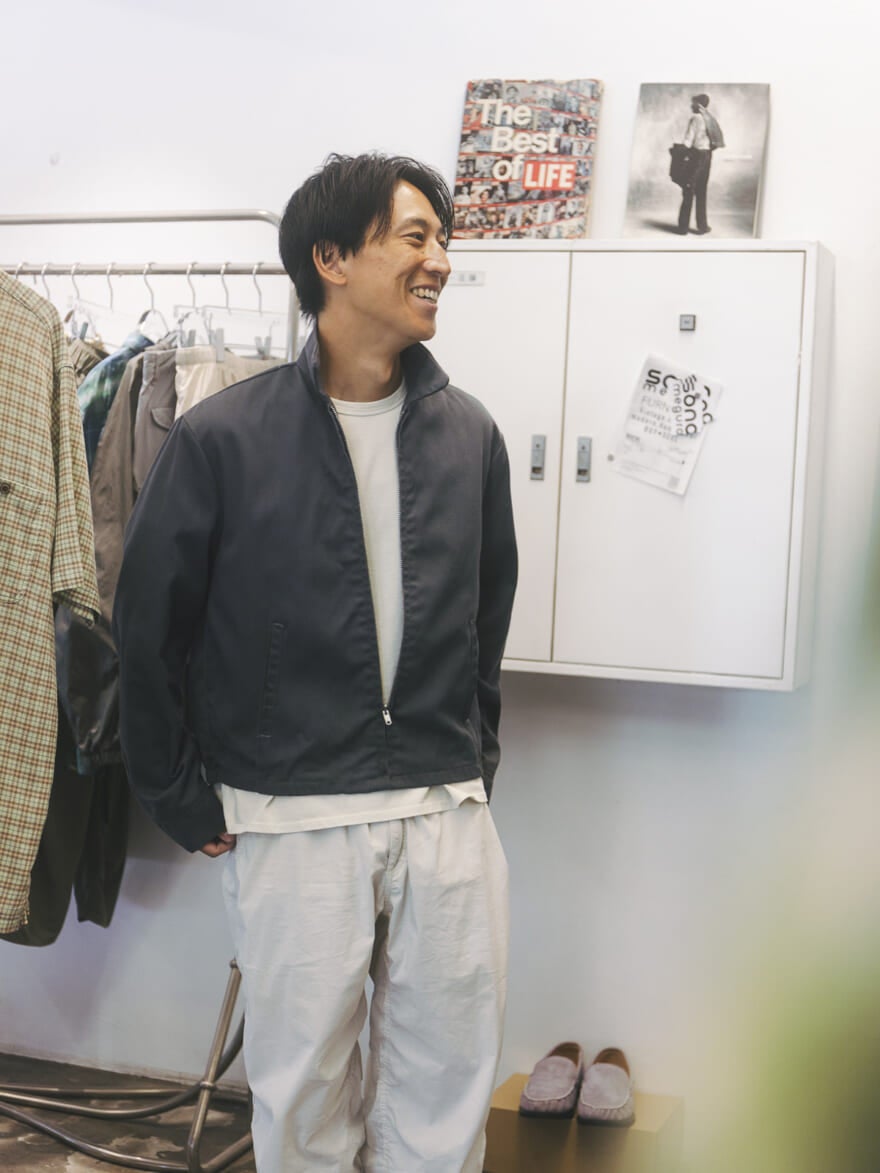 テーラードブルゾンを試着する八木さん