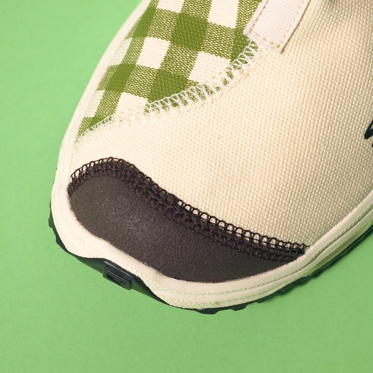 サロモンのスニーカー　RX SLIDE 3.0 CANVAS　Dover Street Market Ginza限定モデル　トゥ　コーヒー色のレザー