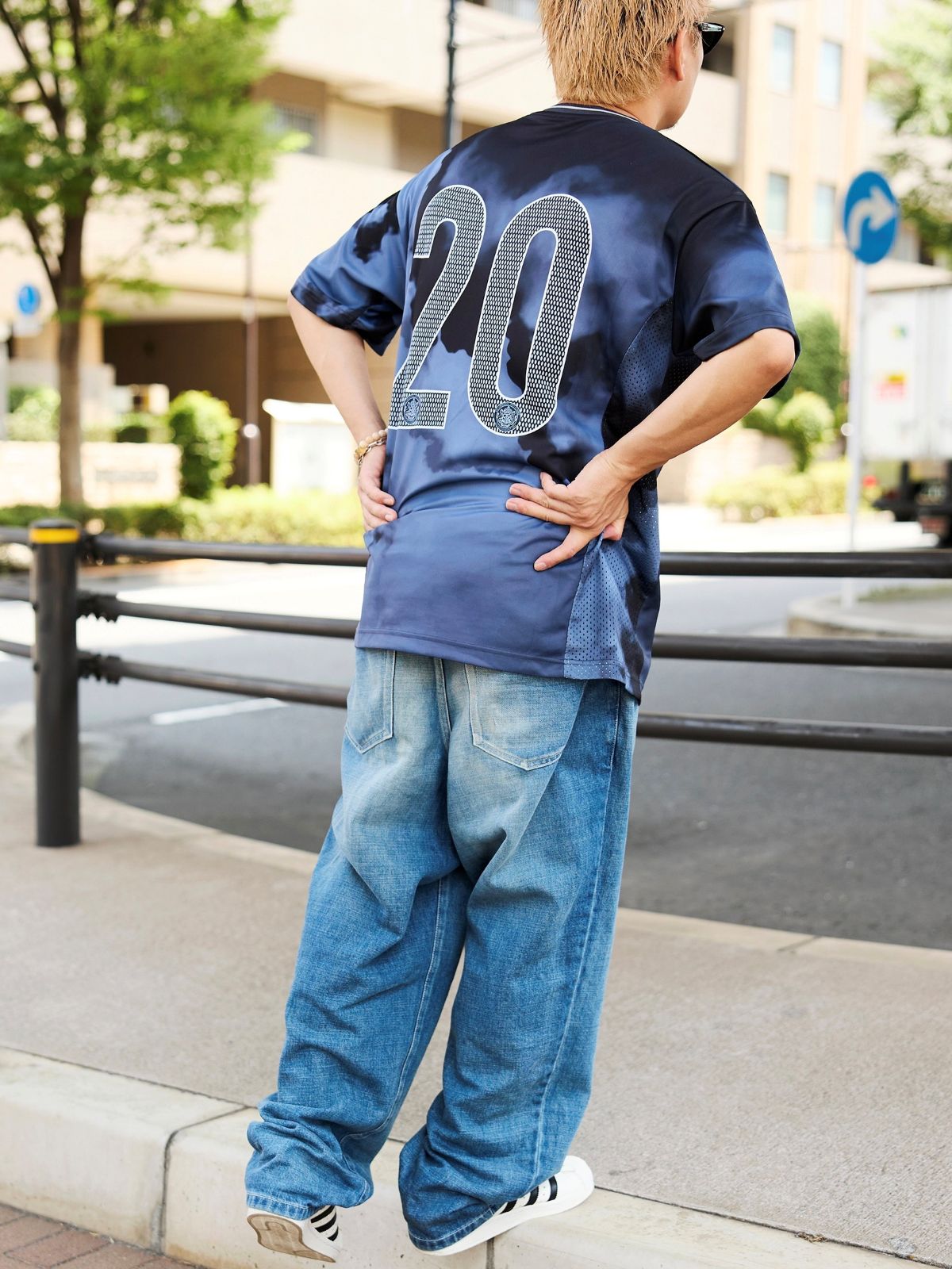アディダス オリジナルス × JJJJoundのコラボスニーカーのオシャレな着こなしのバックシルエット