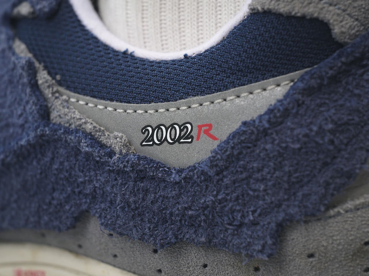 オシャレな人が買ってよかったニューバランス2002Rのロゴ