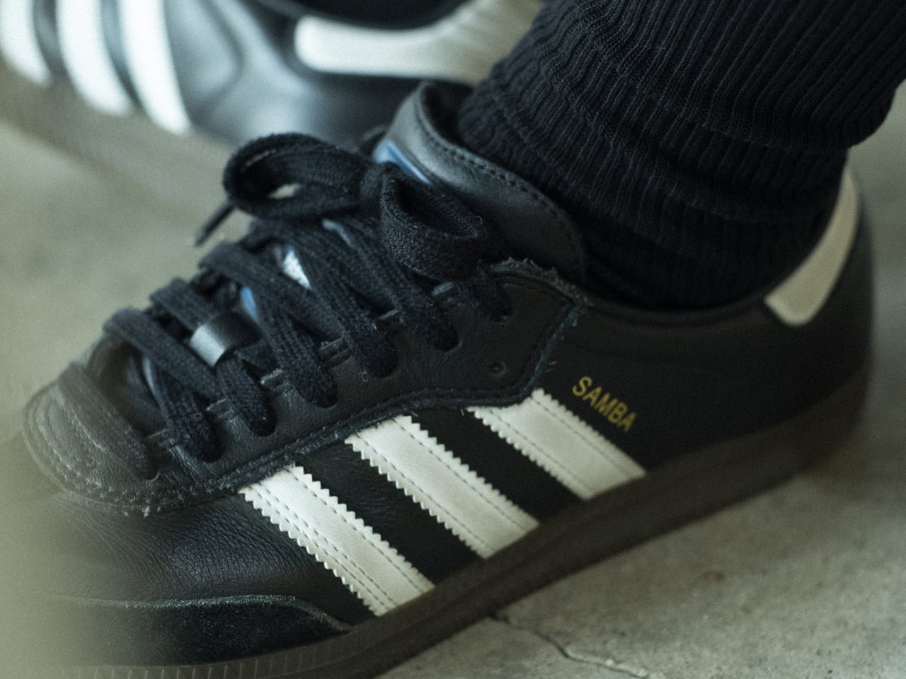 今夏はモノトーンスニーカーが気分。「アディダス サンバ」や「アシックス」の重たい色を涼しく見せる方法[SUMMER SNAPドキュメンタリーズ！]
