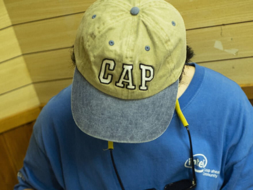 “GapじゃなくてCap”、夏のオフは古着のTシャツ×ビーサンで涼しげな服装を。[SUMMER SNAPドキュメンタリーズ！]