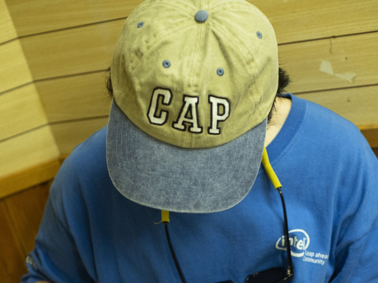 “GapじゃなくてCap”、夏のオフは古着のTシャツ×ビーサンで涼しげな服装を。[SUMMER SNAPドキュメンタリーズ！]