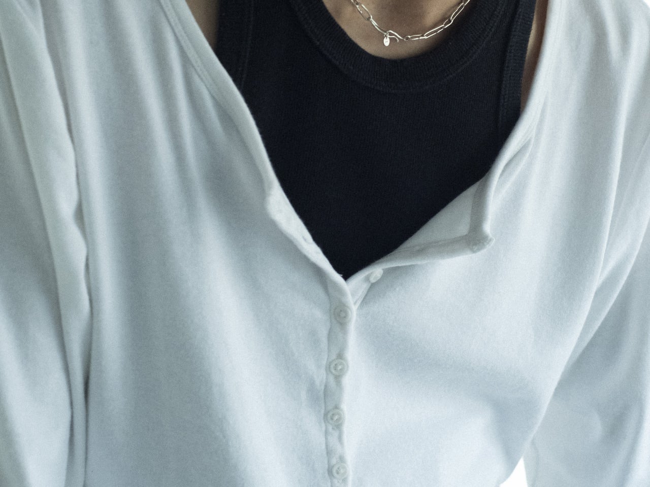 シンプルな「Gap（ギャップ）」の白Tを個性を生かした涼スタイルに。[SUMMER SNAPドキュメンタリーズ！]