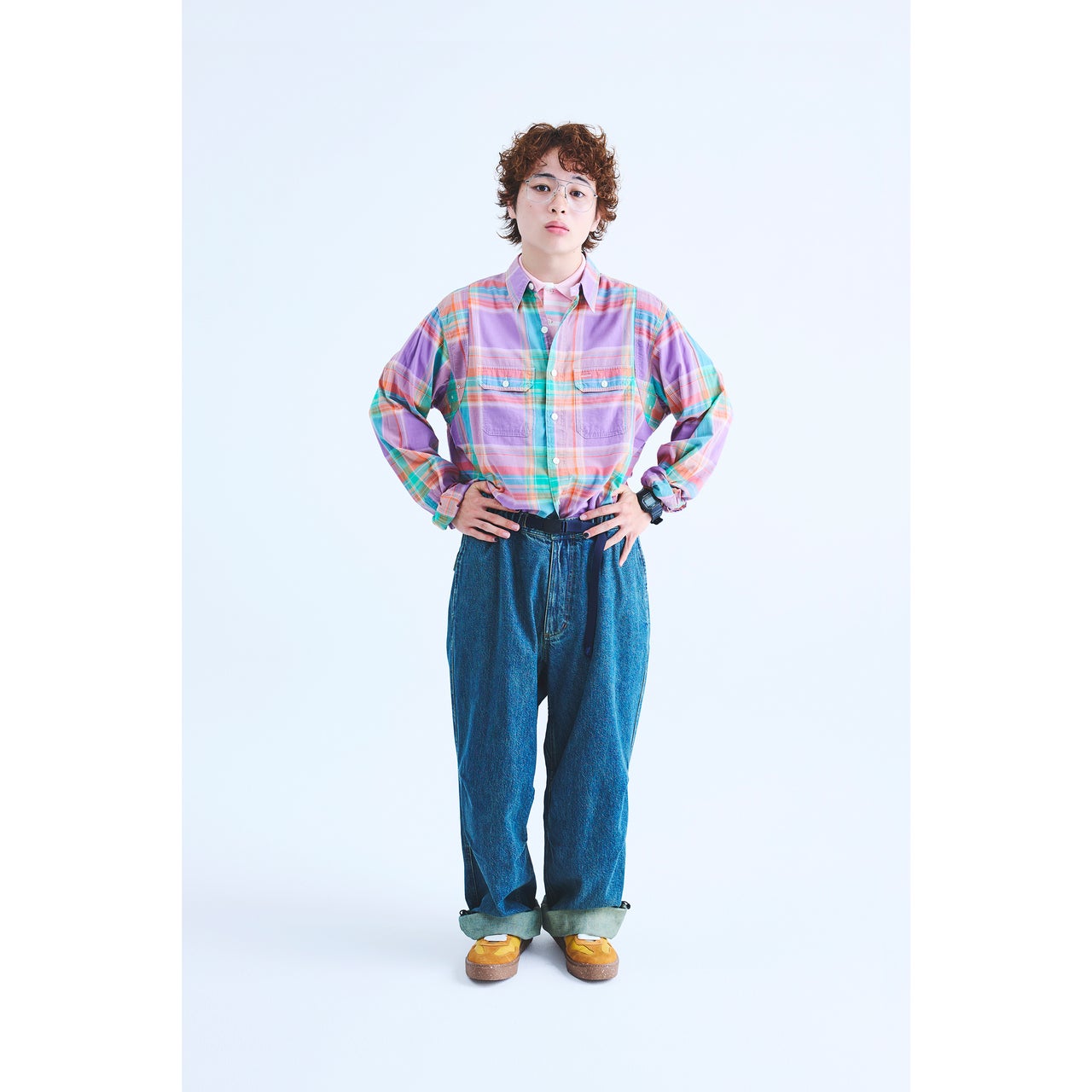 明るいブラウンのヘアカラーとパーマスタイルに合わせた、男性の洋服のコーディネート１