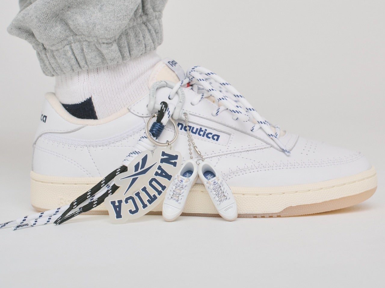 リーボックの定番名品「CLUB C」に“ノーティカ別注”が登場！ヴィンテージ感あるスニーカーのほかアパレルアイテムも合わせてリリース！