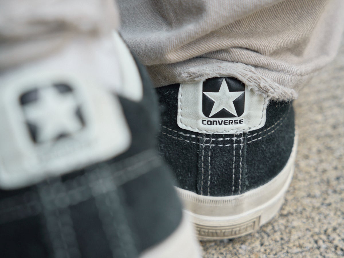 「コンバース」の黒スニーカーにはモンベルの小物でアクセントを。【夏のメジャースニーカースナップ／DAY25】