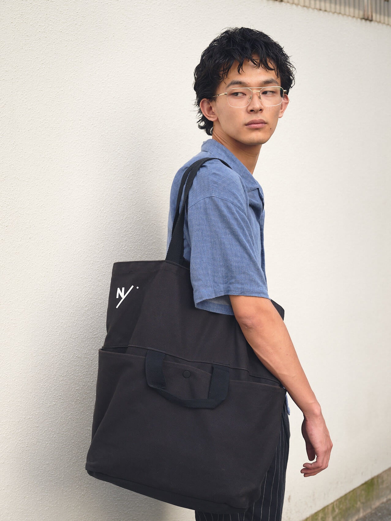 ASICSのスニーカーGEL‐NYC 2055を使った夏の着こなし_ニュートラルワークスのバッグ