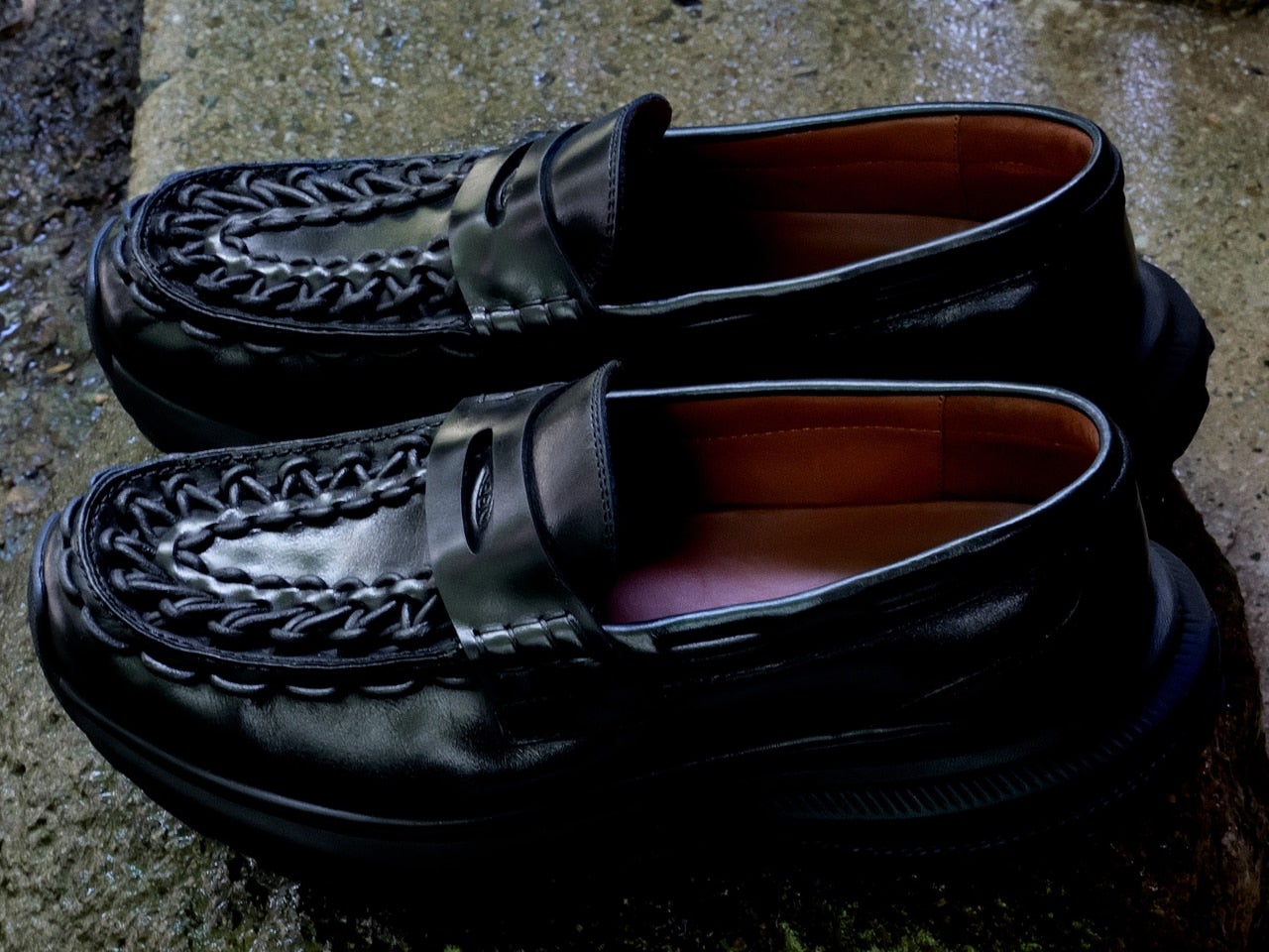 KEEN 黒 編み込みローファー キーン〉からローファーが登場！ユニークに着想を得た編み込みを