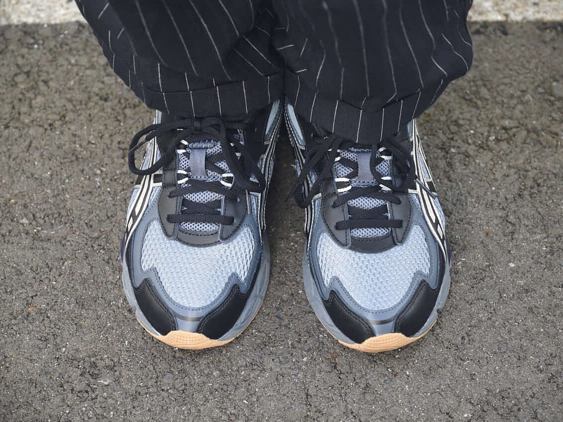 ASICSのスニーカーGEL‐NYC 2055着用画像