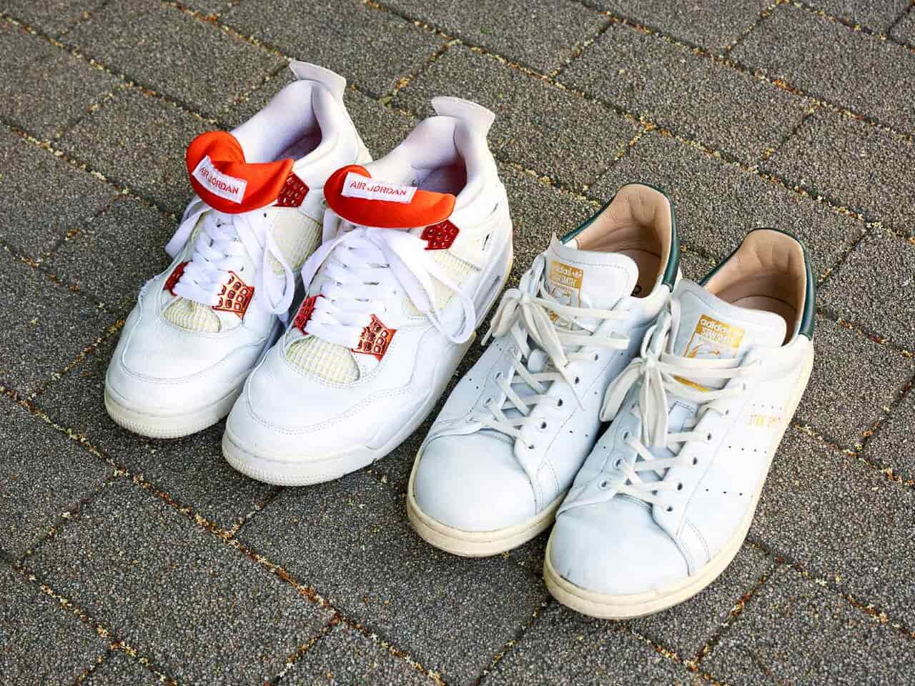 ナイキのジョーダン4とアディダスのスタンスミス
