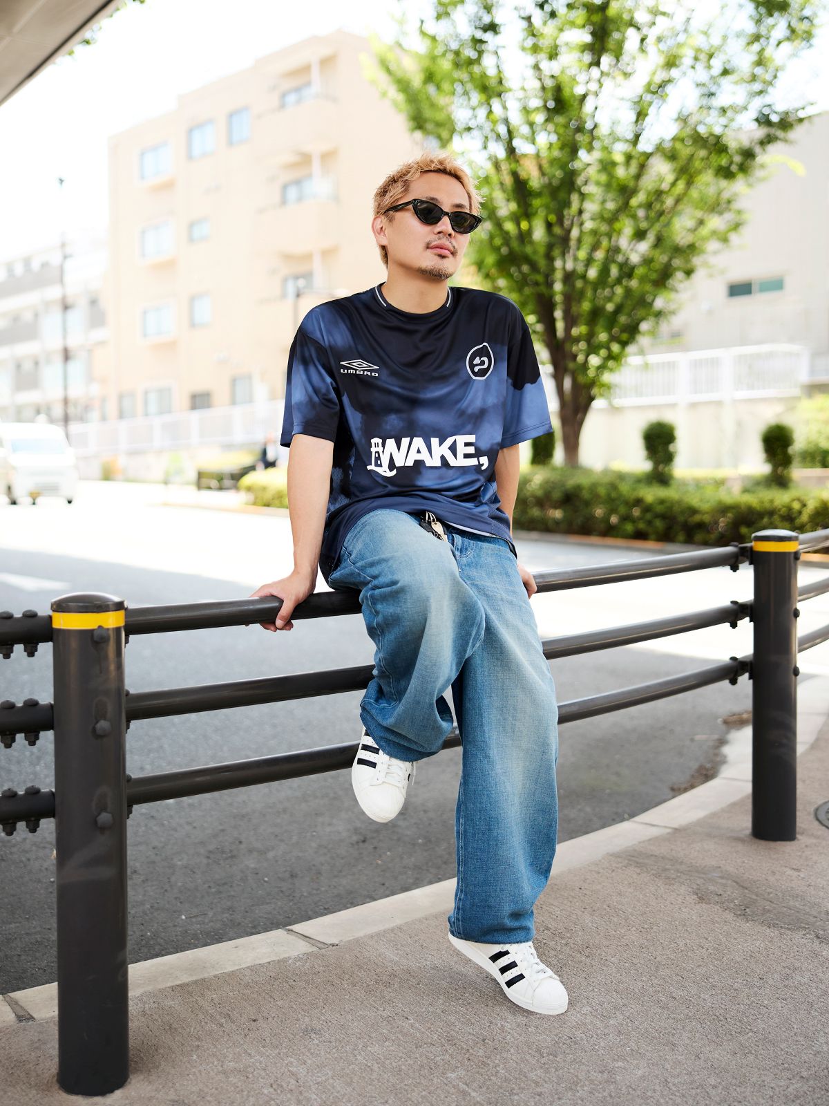アディダス オリジナルス × JJJJound スニーカーのオシャレな着こなし