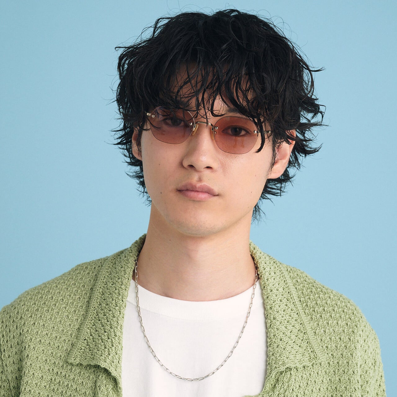 「ウーフォス」の黒いリカバリーサンダル OOmega OOahhの最旬着こなし サングラス