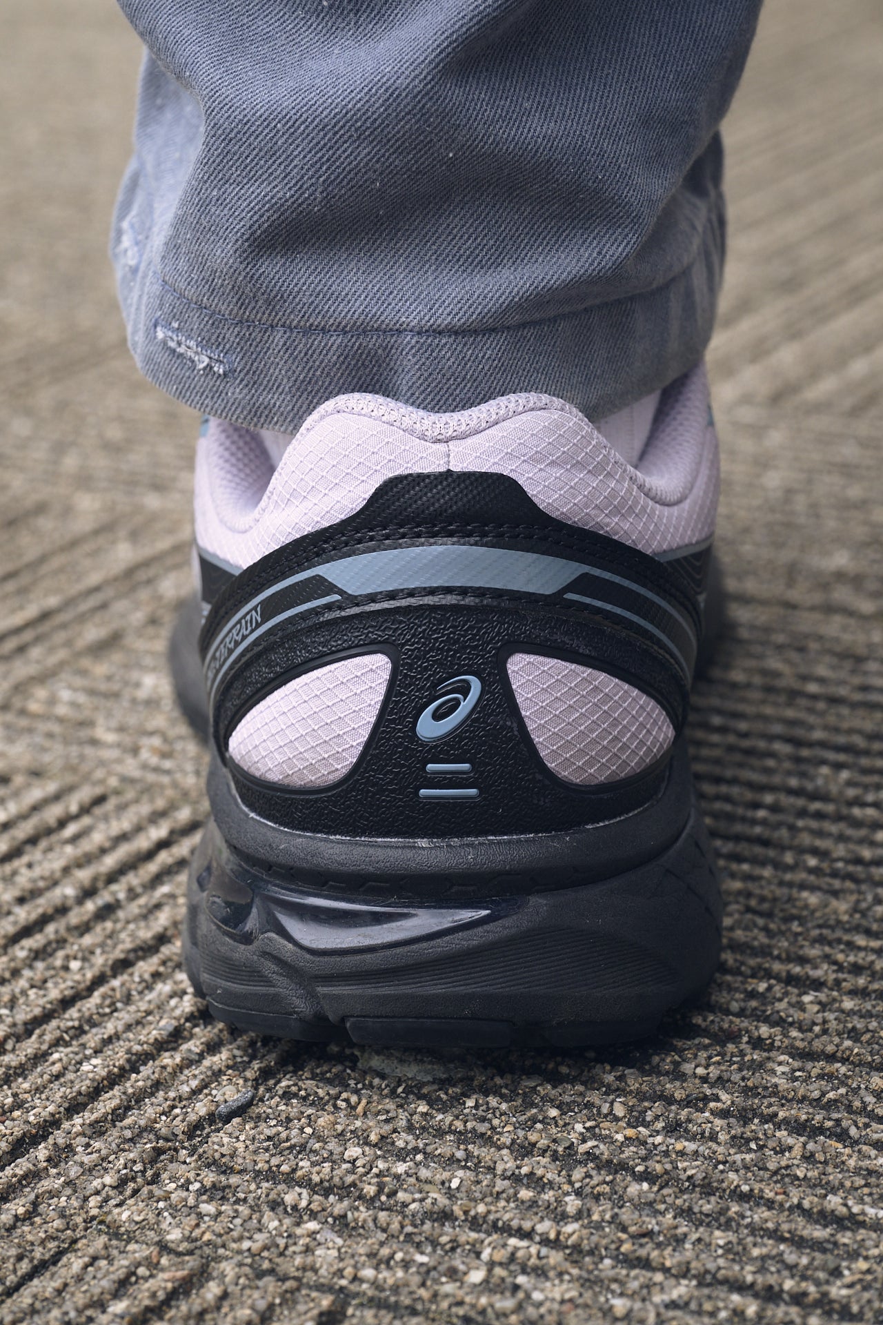 ASICS「GEL-TERRAIN」ヒールカウンターロゴ寄り