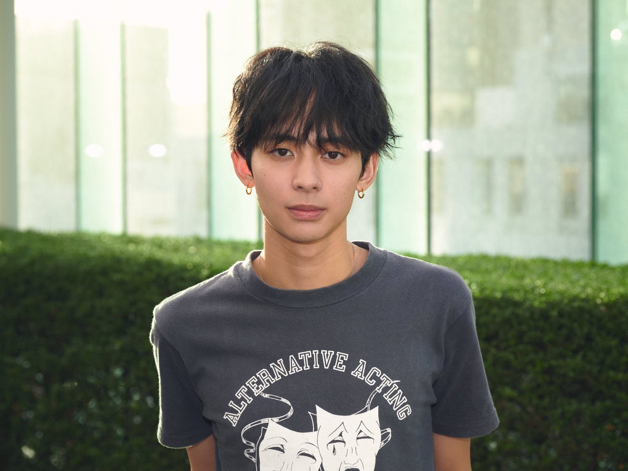 [松井 大奈] デニムには「ビルケンシュトック」のボストンを合わせるのがマイ定番。「スカーゲン」の腕時計と「トムウッド」のピアスで脱・シンプルに！【メンズノンノモデルの私服スナップ】