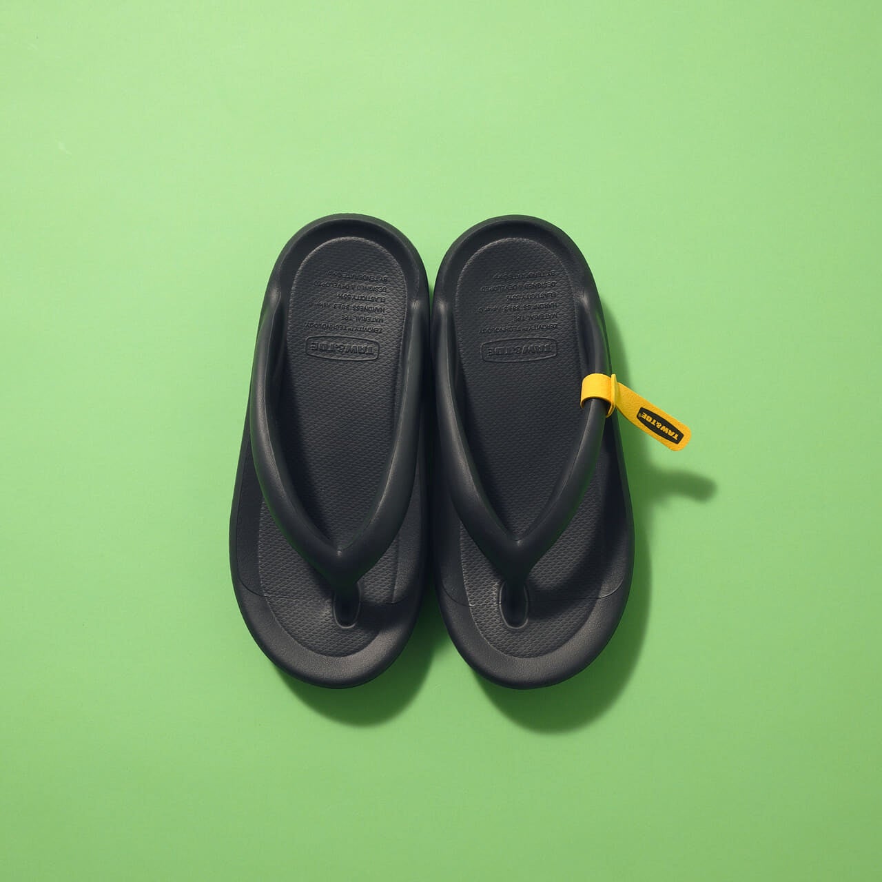 TAW&TOEのサンダル 「Zerovity Flip Flop OG」　黒　リカバリーシューズ　ビーチサンダル　ビーサン　俯瞰