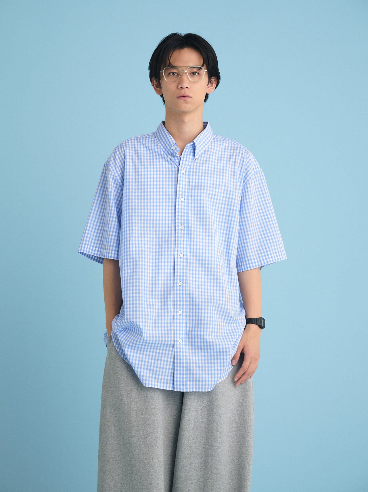 服のプロが教える「クロックス」の厚底黒サンダル「ベイ クロッグ」の最旬着こなし　トップス