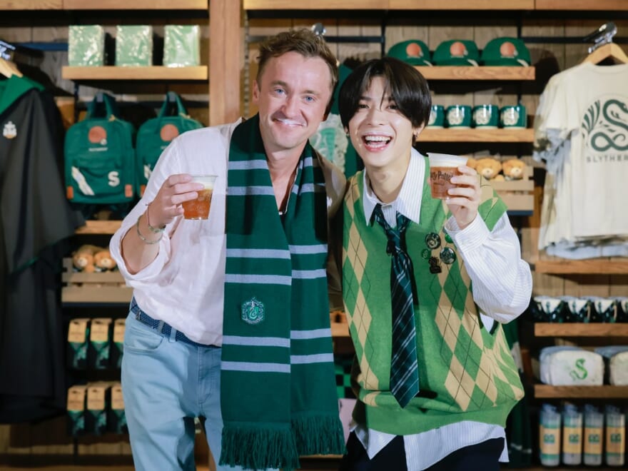 timelesz 松島聡とトム・フェルトンがバタービールで乾杯！「ハリー・ポッター ショップ 原宿」は“禁じられた森”がテーマの緑豊かな内装が話題！