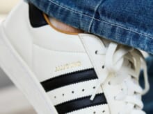 コラボスニーカーの中毒性！「アディダス」×「ジョウンド」と「ニューバランス」×「jfg」はモノトーンなのに地味じゃない。【夏のメジャースニーカースナップ／DAY8】