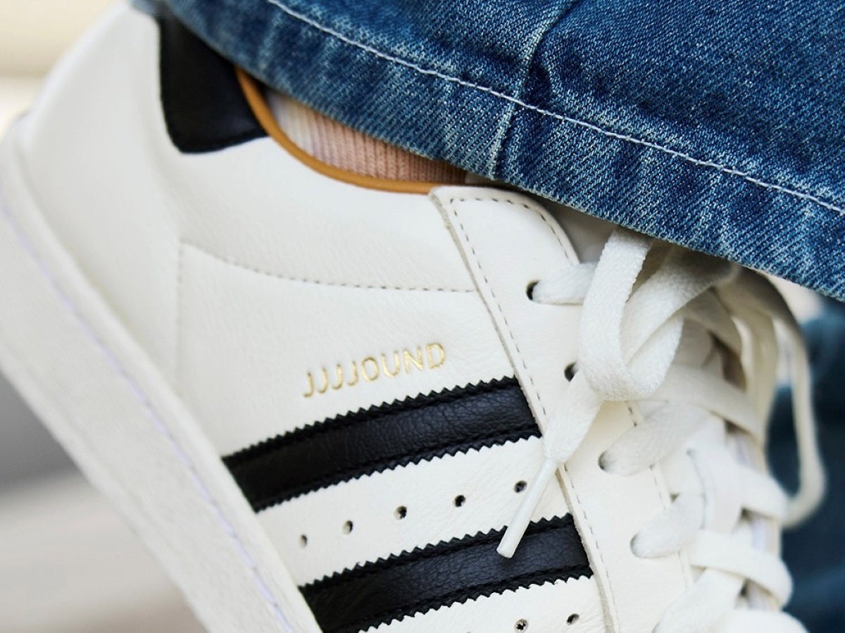 コラボスニーカーの中毒性！「アディダス」×「ジョウンド」と「ニューバランス」×「jfg」はモノトーンなのに地味じゃない。【夏のメジャースニーカースナップ／DAY8】