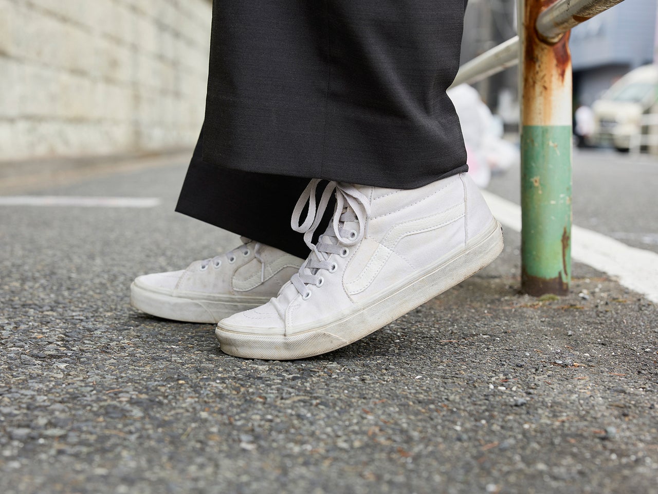 ヴァンズのスニーカーSK8-HI 足もとの寄り着用カット
