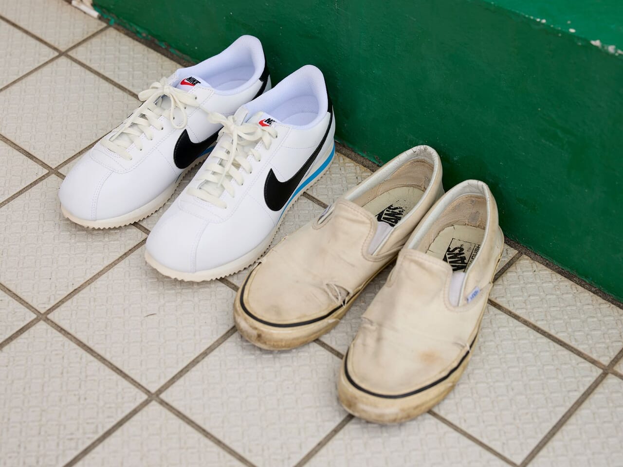 「ヴァンズ」と「ナイキ」の定番白スニーカーは育てて唯一無二の“自分色”に！【夏のメジャースニーカースナップ／DAY29】