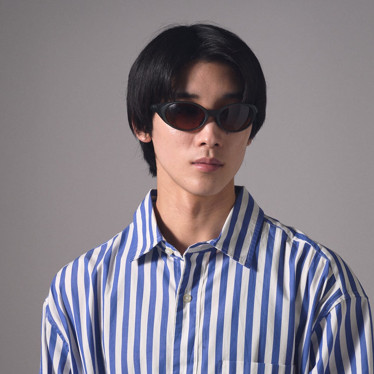 オークリーのサングラス Eye Jacket™ Reduxを服好きモデルが試着＆本音レビュー