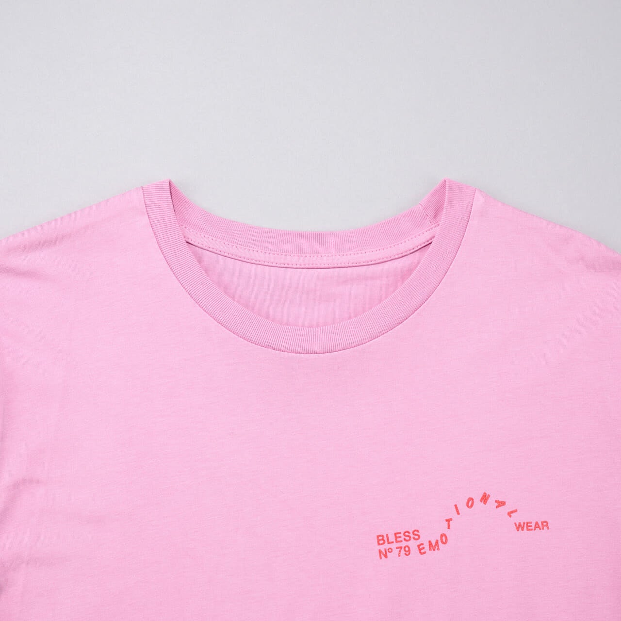 ブレスのTシャツのネック