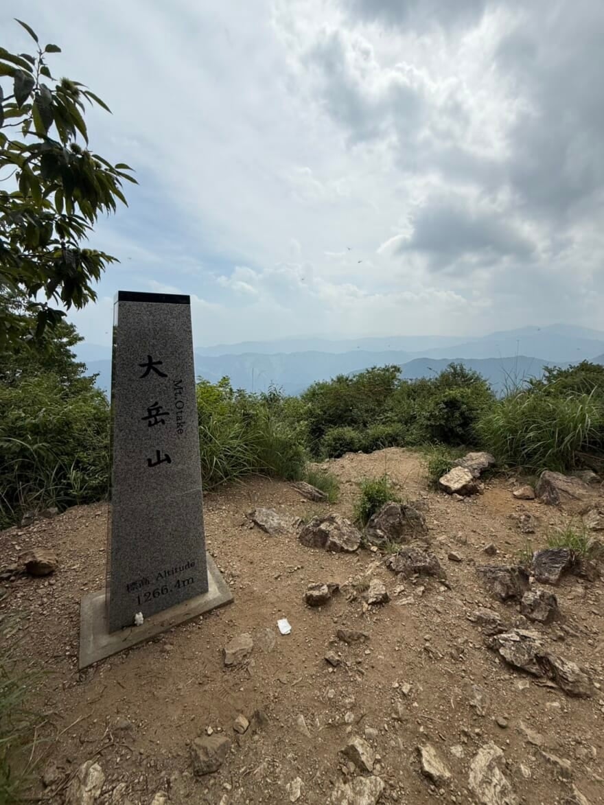 大岳山の石碑と、風景。