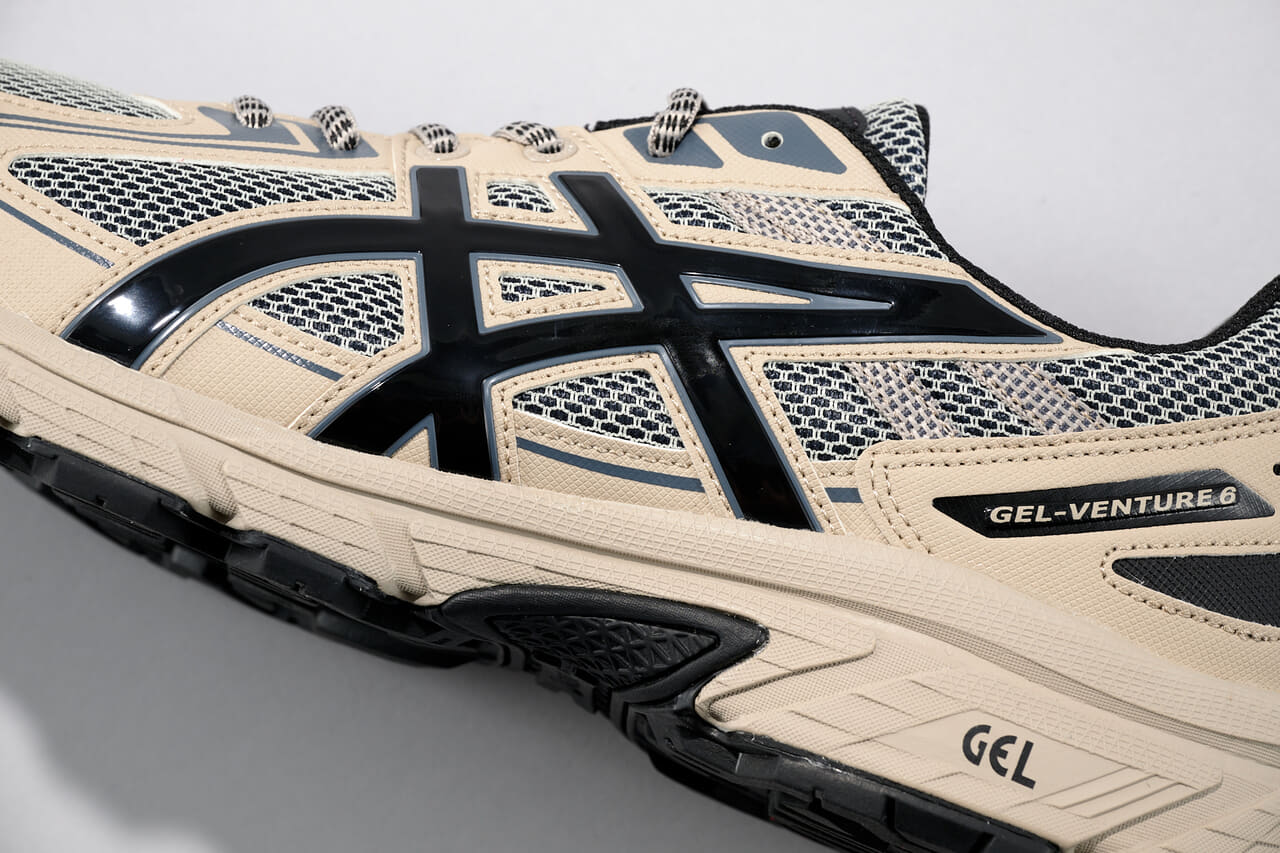 エディターが愛用するアシックスのスニーカー GEL-VENTURE 6のサイドライン寄り