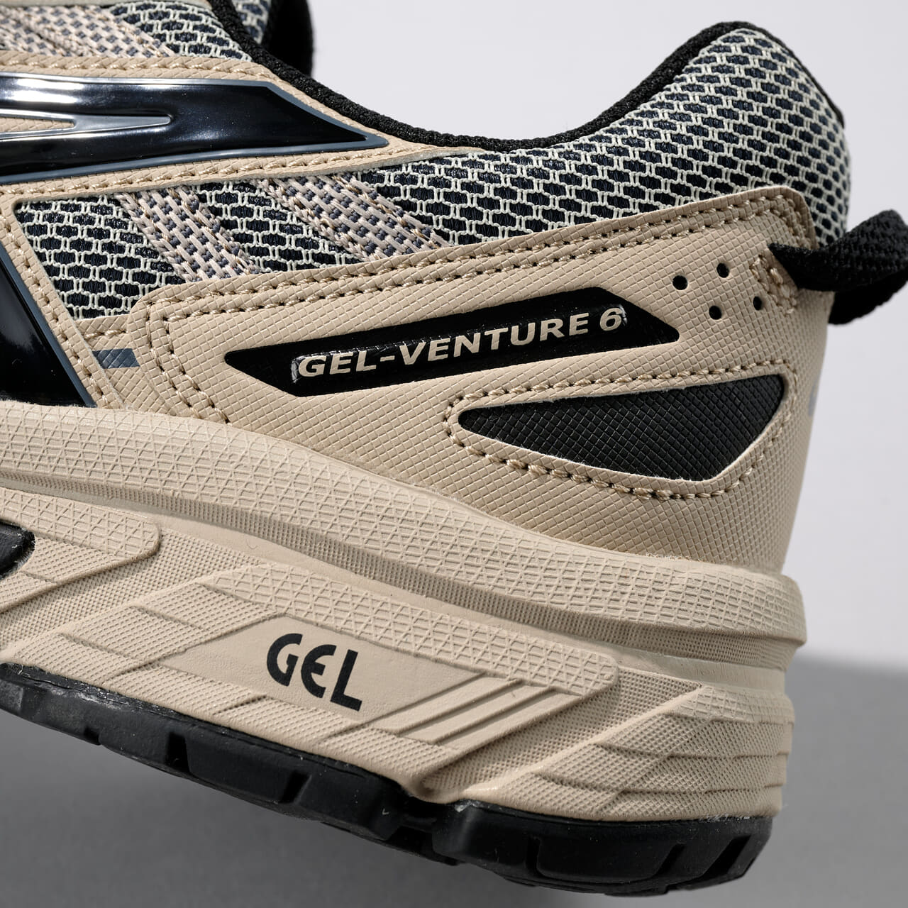エディターが愛用するアシックスのスニーカー GEL-VENTURE 6のサイドロゴ