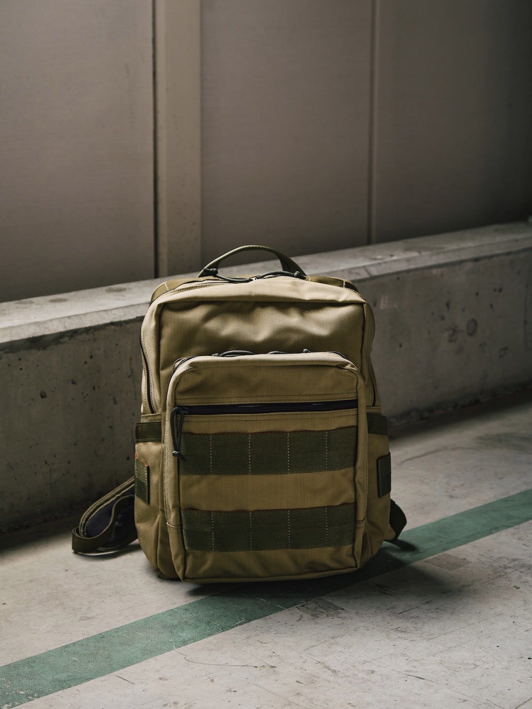 「BEAMS PLUS × BRIEFING」 TA PACK　カーキ