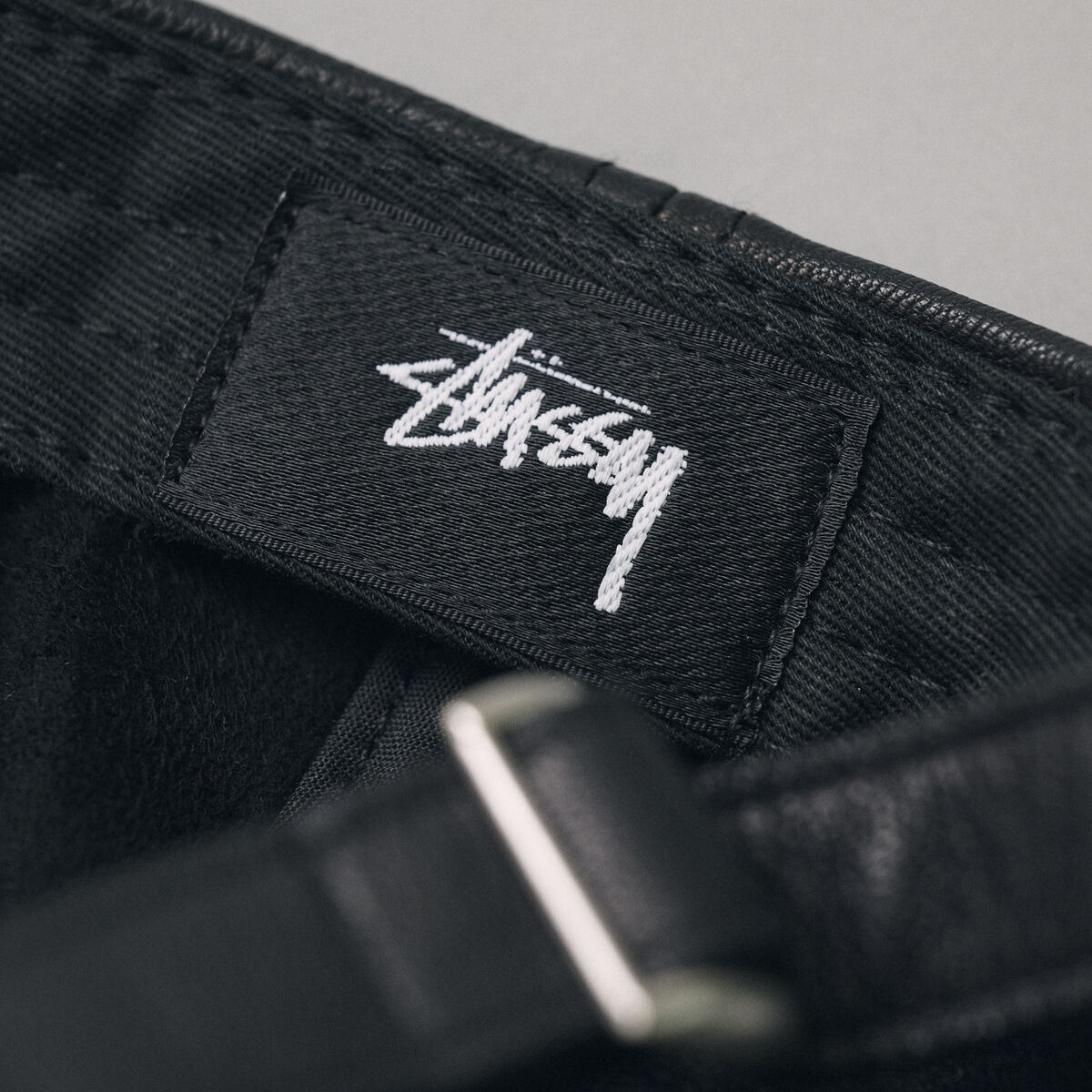 stussy レザーキャップ　タグ