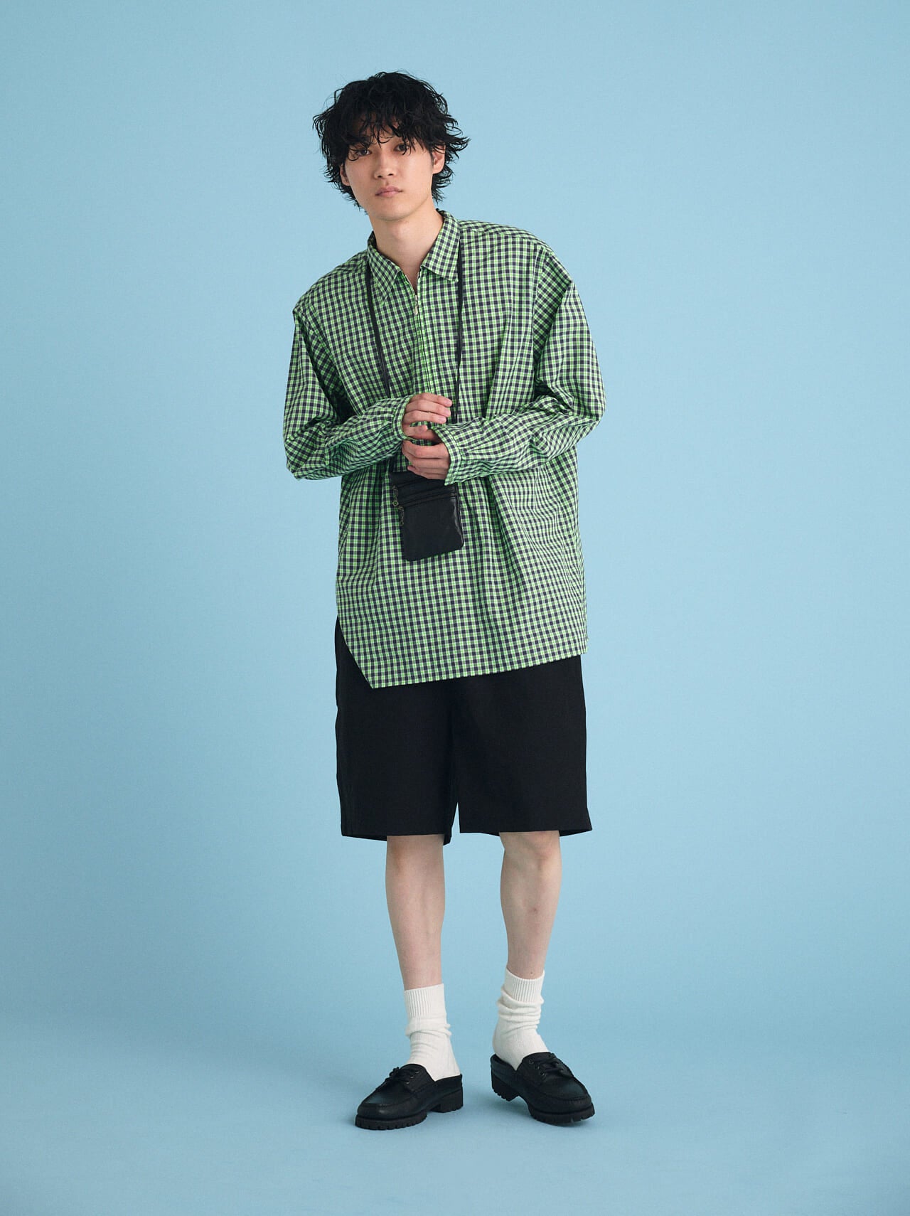 服のプロが教える「ファミマ」のショートパンツ くろのオシャレな着こなし　全身
