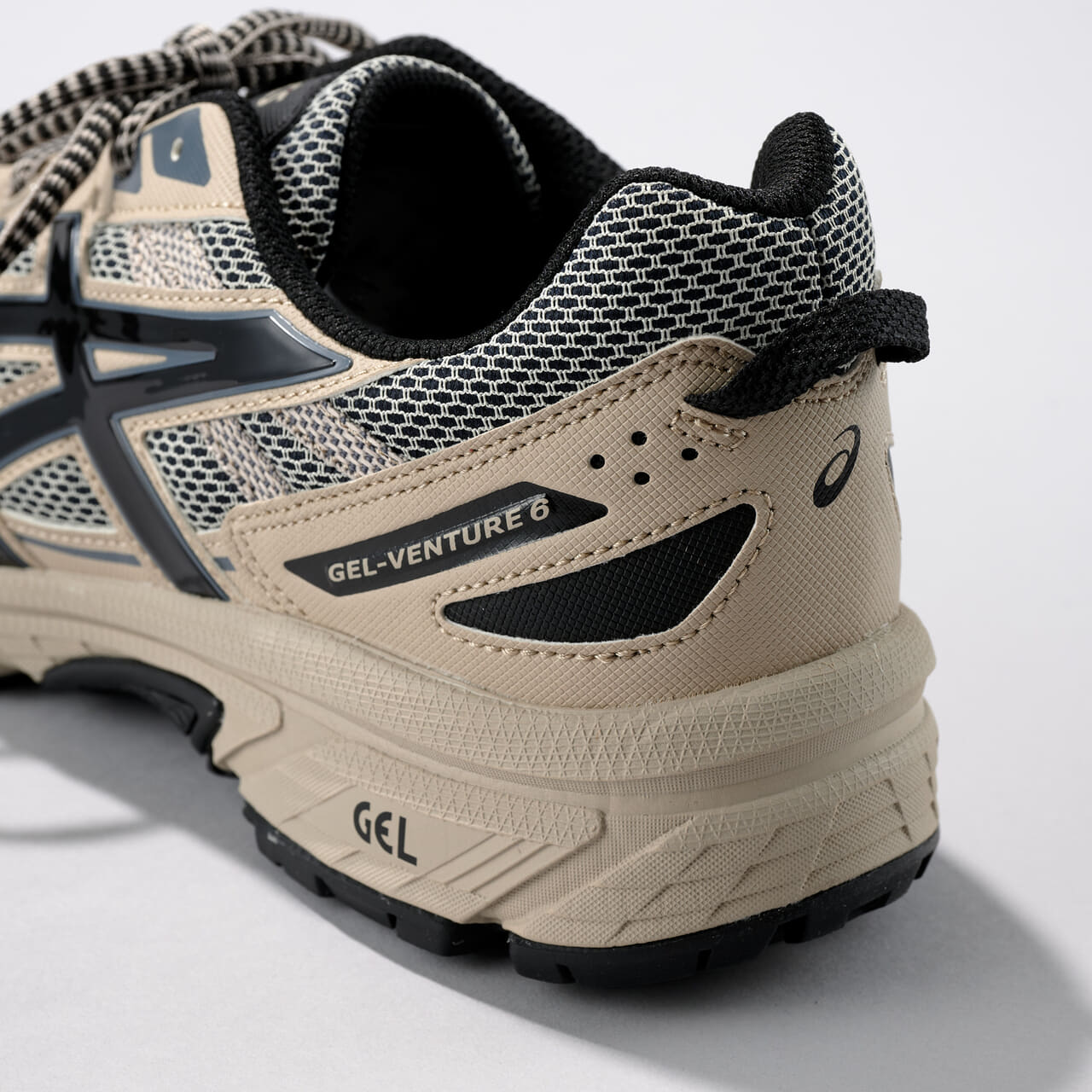 エディターが愛用するアシックスのスニーカー GEL-VENTURE 6のヒールロゴ