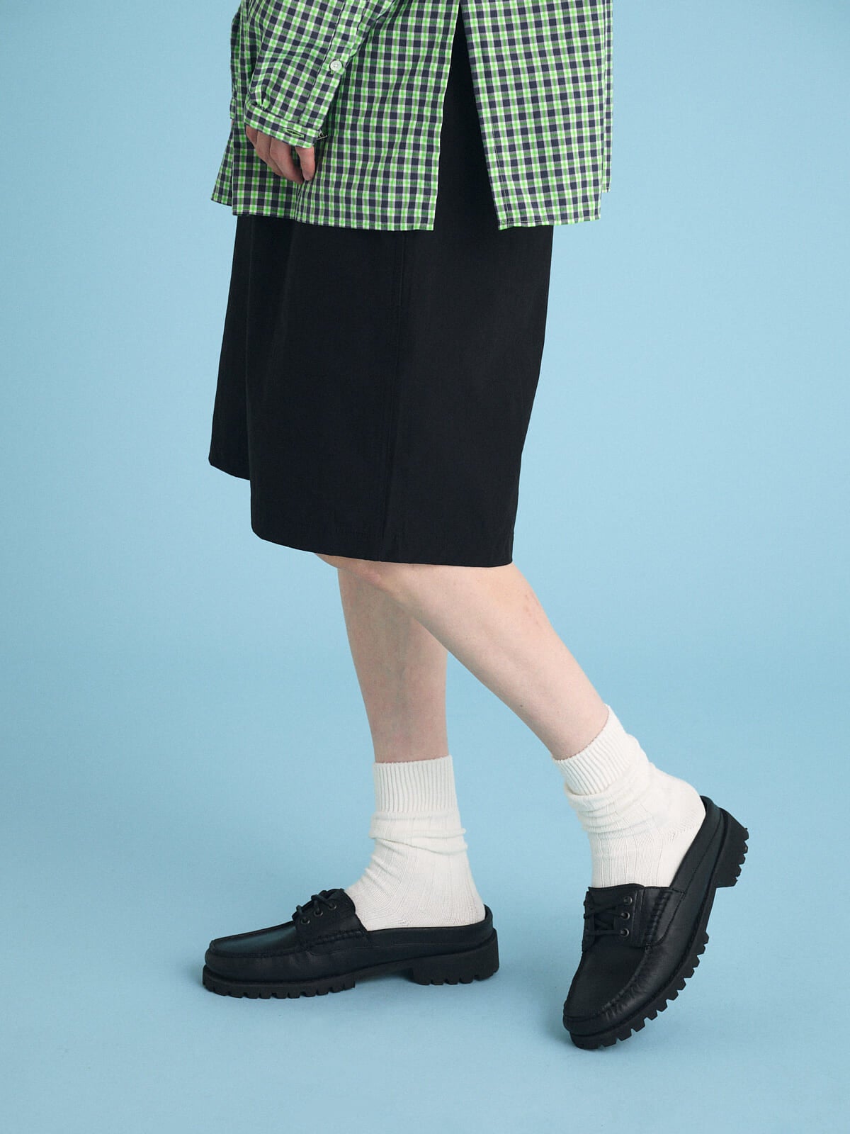 服のプロが教える「ファミマ」のショートパンツ くろのオシャレな着こなし　足元