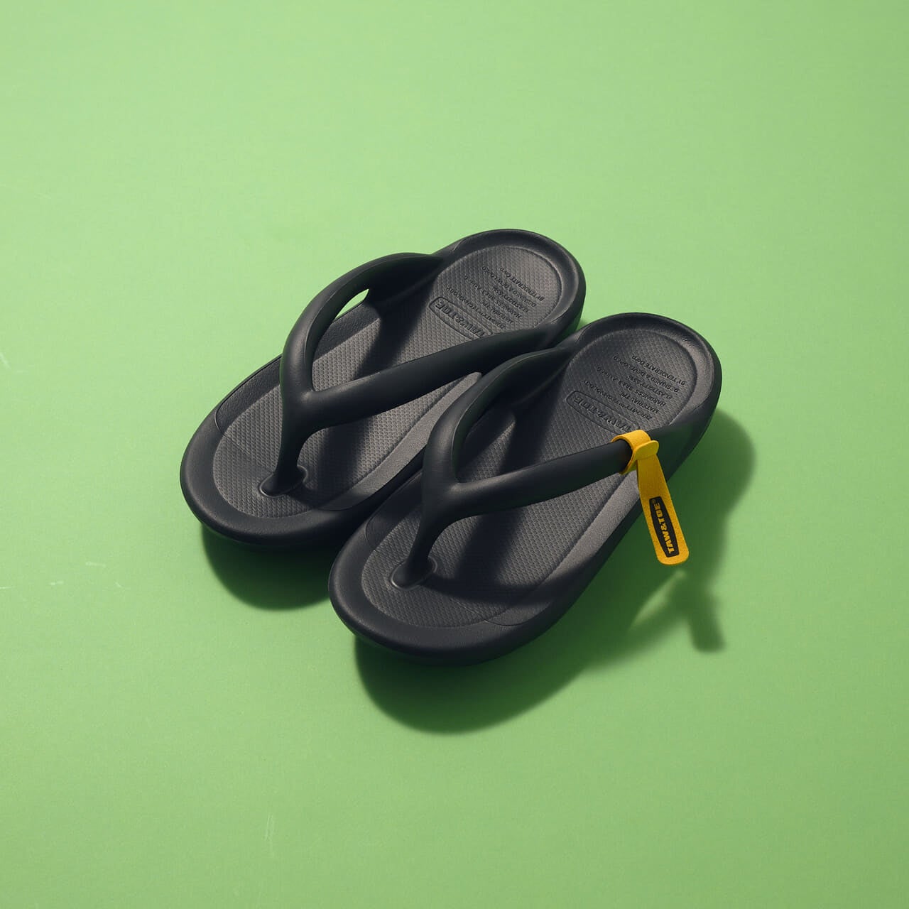 TAW&TOEのサンダル 「Zerovity Flip Flop OG」　黒　リカバリーシューズ　ビーチサンダル　ビーサン