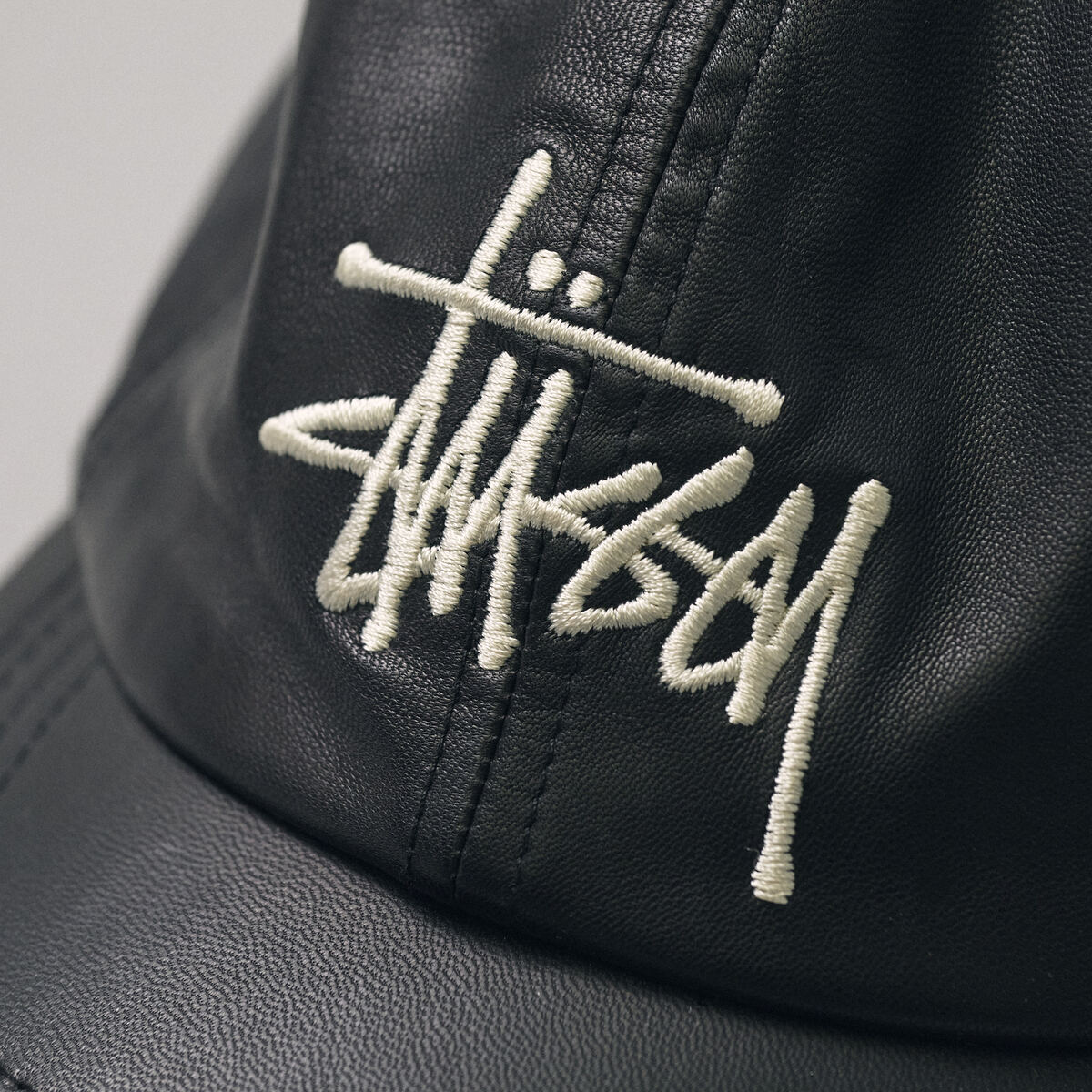 stussy レザーキャップ　ロゴ