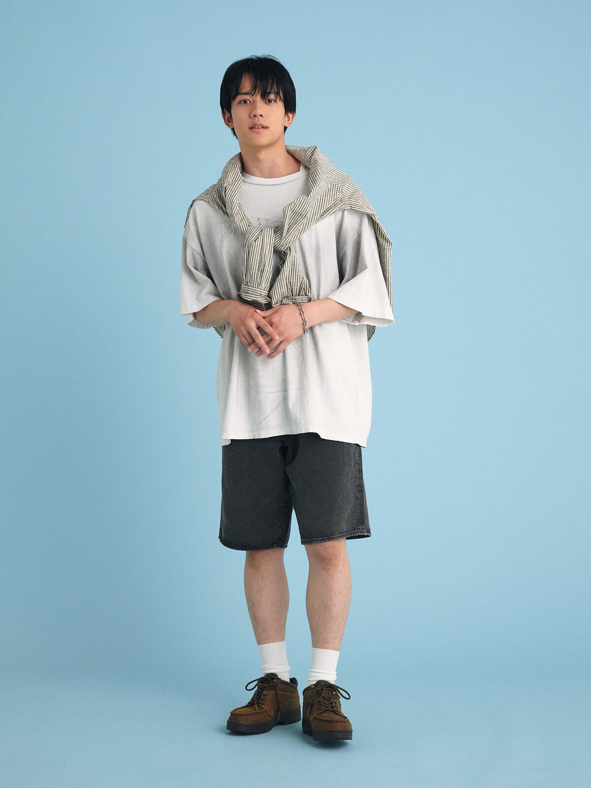 「リーバイス®」の 黒いデニムショーツ/478™ バギー ショートパンツの最旬着こなしの全身