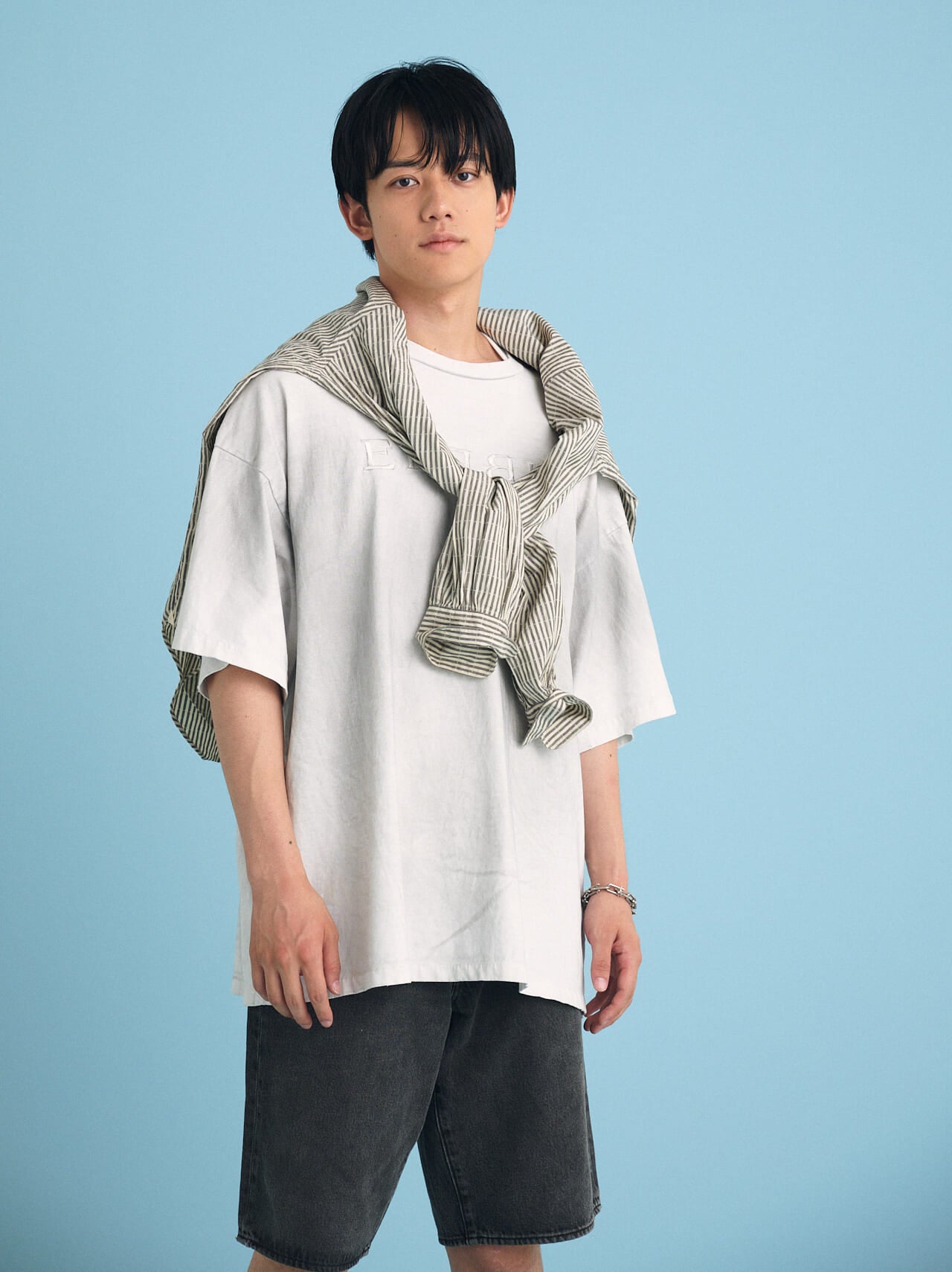 「リーバイス®」の 黒いデニムショーツ/478™ バギー ショートパンツの最旬着こなしのトップス
