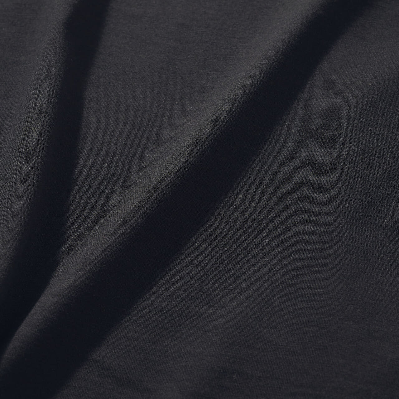 エディターが買ってよかったマーカウェアの黒Tシャツの素材感