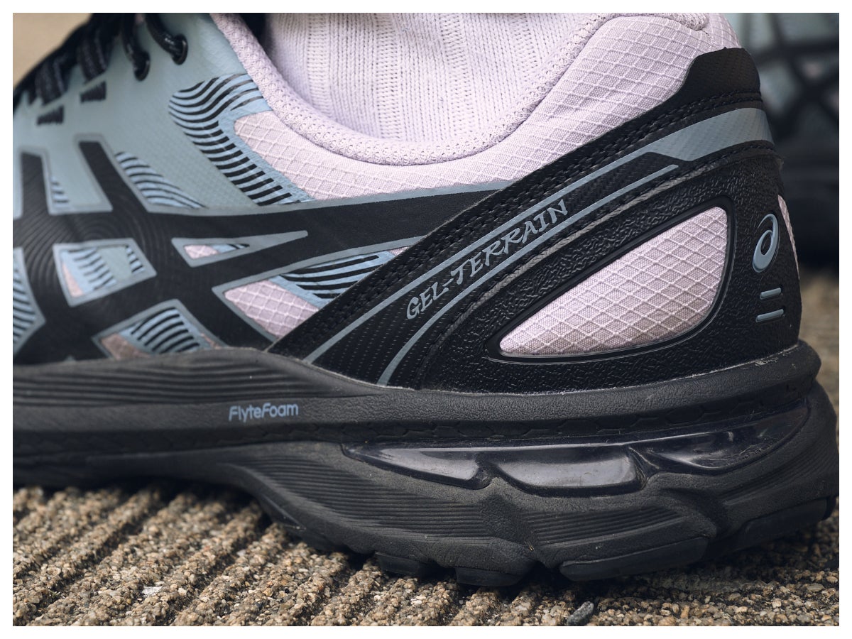 「アシックス」マニアが選ぶ涼カラーな１足と「ステューシー」の無地Tシャツで抜け感のあるスタイルに！【夏のメジャースニーカースナップ／DAY16】