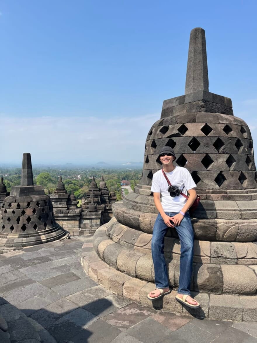インドネシア　ジョグジャカルタの世界遺産「ボロブドゥール寺院」で写真を撮ったメンズノンノモデル中田圭祐。