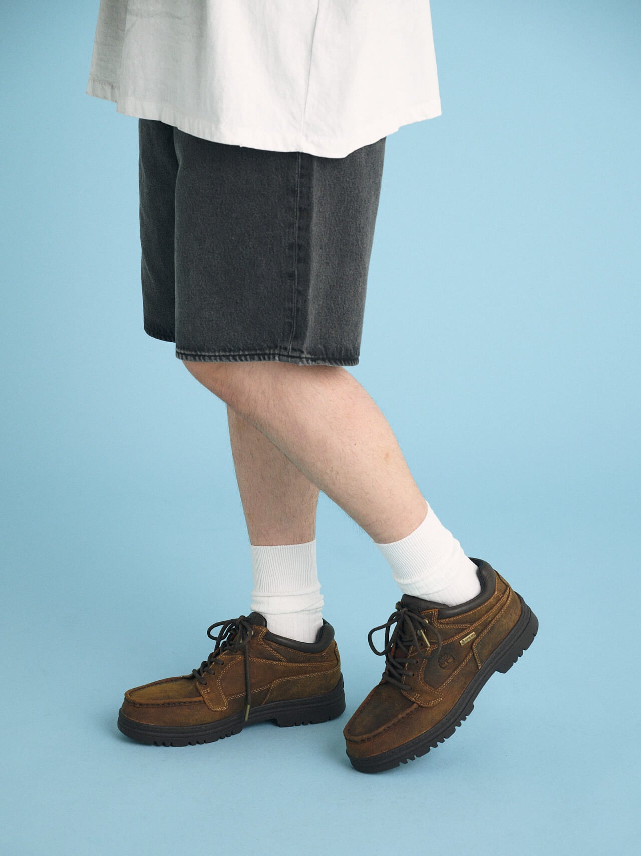 「リーバイス®」の 黒いデニムショーツ/478™ バギー ショートパンツの最旬着こなしの足元寄り